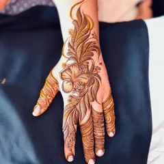 The beautiful henna stain of the hibiscus design after the paste has been removed. Learning how to get a deep, rich color like this is a key part of my course.