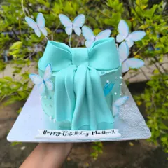 There's something so chic about adding a big, beautiful bow to a cake. This Tiffany-blue creation features a delicate fondant bow and edible butterflies, making it a stunning and modern choice for a stylish birthday celebration.