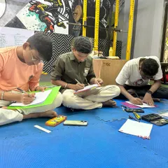 The studio floor becomes a space for creativity. It’s a relaxed, comfortable environment where everyone can find their own space and immerse themselves in their artwork.