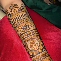 A close up of the Kathak ghungroos (anklet bells) motif. It was a delight to weave the elegance of classical dance into this bridal henna design.