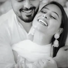 This is the kind of moment I live to capture. Pure, unscripted laughter in a tight, intimate frame. This black and white candid photo shows the genuine connection between the couple, which is the heart of my photography style.