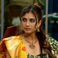 Another shot of Farrhana Bhatt in our antique jewellery set on the sets of Bigg Boss. The side profile highlights the delicate ear cuff and jhumka.