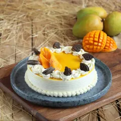 A taste of summer with our Mango & Oreo Cake. This bestseller combines the sweetness of fresh mangoes with the classic crunch of Oreo cookies, a truly delightful combination.