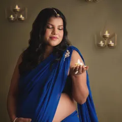 Celebrating pregnancy with tradition! This Mumma-to-be wanted a serene and elegant saree maternity shoot, and I love how it turned out with the soft diya light.