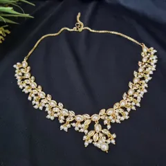 The "Tara" necklace set is extremely lightweight and delicate. This image shows the full necklace, crafted with leaf-shaped motifs and clusters of pearls, perfect for an elegant, understated look.