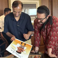 Discussing the details of my artwork with Aamir Khan ji. His curiosity and respect for art are truly inspiring.