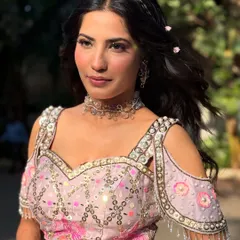 A dreamy look for a Mehendi carnival. The soft, romantic waves are adorned with tiny flowers, and the rose-toned makeup gives a beautiful, healthy flush to the skin.