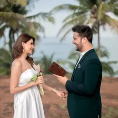 Reading vows from a personal journal against the backdrop of Goa's palm trees. This is what old school love looks like. It’s these personal touches that make each proposal unique.