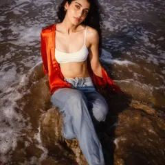 I love working with the motion of the water. Here, the waves rushing in add a dynamic and immersive feel to this seaside fashion portrait.