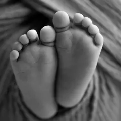 As an Amma myself, I know how quickly these tiny details change. I always make sure to capture close-ups of your kulanthai's tiny feet, a precious reminder of just how small they once were.