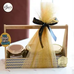 A stylish wooden caddy hamper perfect for Rakhi. This gift set holds three jars of delicious treats and is decorated with a fun "Teri Yaari Sabse Pyaari" tag, celebrating the bond of friendship.