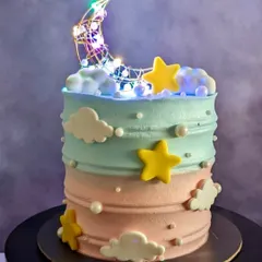 Swipe to see this cake light up the party! This 'Twinkle, Twinkle' themed baby shower cake has a light-up moon topper for an extra touch of magic.