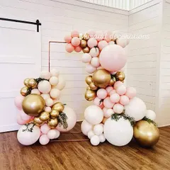 This modern decoration uses a copper-colored metal frame as its base. The frame is adorned with an asymmetrical balloon arrangement in pink, white, and gold, creating a chic and artistic party feature.