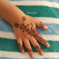 When you're a mehendi artist and also a "fufu" to a cute niece, you get to do fun little designs like this. So simple and sweet.