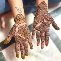 From basic to bold. This design shows how we can create a full look with a mix of floral patterns, checks, and leafy motifs. It's a great choice for someone who wants a rich design.