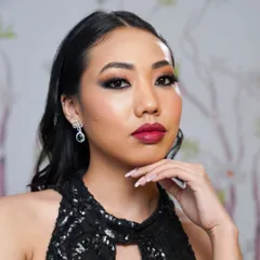 From this angle, you can appreciate how the lashes add dimension to the face. They enhance the eye shape and provide a beautiful lift, contributing to a polished and sophisticated final look.