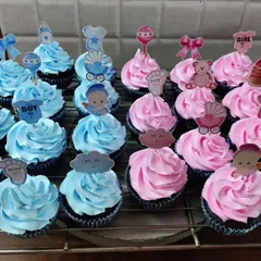 Here is a full order of my baby shower cupcakes, ready for delivery. I arrange them carefully to showcase the different "It's a Boy" and "It's a Girl" designs.