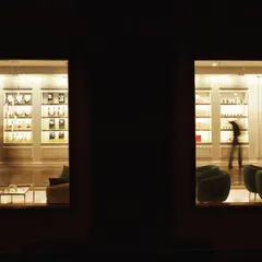 A view into the chocolate experience center from the outside at night, creating "framed views" of the interior. This play of light and obscurity blurs the line between inside and out, enticing customers to enter.