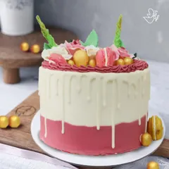 A gorgeous pink and white drip cake for Sameeksha's birthday in Noida. We topped this creation with macarons, sugar flowers, and a touch of gold for a chic and celebratory look.