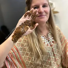 An Arabic belt design for a happy international client. This style is elegant and modern, perfect for someone trying mehendi for the first time.