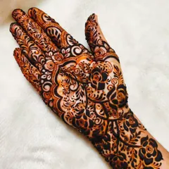 A beautiful and intricate design covering the entire palm. The combination of florals, paisleys, and delicate lines creates a full and luxurious look.