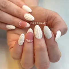 Get cozy with these winter sweater nails. This set features different 3D cable-knit and sugar-textured patterns in a clean, crisp white.