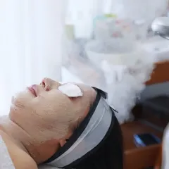 Steam and a targeted mask work together in my Age-Defying Facial. This combination helps to deeply hydrate the skin and prepare it for firming massage and serums.