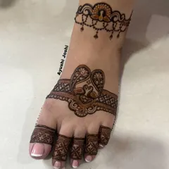 A chic and simple foot design with a peacock band across the top of the foot and a matching delicate anklet design.