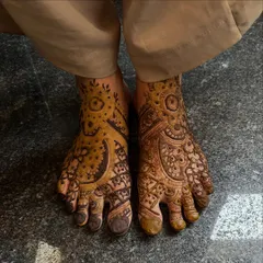 A bold and traditional Pakistani-style design for the feet. The thick outlines and dense filling create a very striking and beautiful effect.