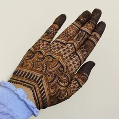 A geometric design on the back of the hand, featuring clean lines and intricate fillers. A modern and chic choice.