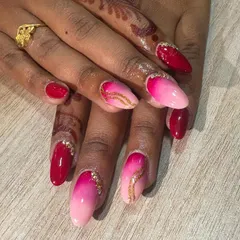 This vibrant pink and red ombre set is perfect for any celebration. I've added a delicate gold glitter line to give it a festive touch, creating a look that's both bold and beautiful.