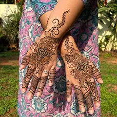 A lovely floral design centered on the back of the hands. The swirling vines and detailed finger work make this a popular choice for festive occasions.