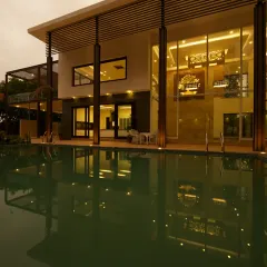 From the poolside, the tall glass façades of the Sachdeva Farmhouse reveal interiors glowing with warmth and detail. This transparency frames the house as both a sanctuary and a statement in modern tropical design.