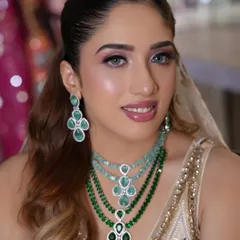 Bringing bridal dreams to life with soft, romantic glam. This look features a gentle pink eyeshadow, glowing skin, and a natural lip, perfect for the modern bride. 💍
