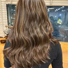 A stunning example of babylights and balayage combined. This technique creates a very bright and dimensional blonde look.