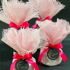 These small gifts, wrapped in pink jute fabric and tied with a fuchsia ribbon, are a vibrant and cheerful way to say thank you. The custom "With Compliments" tag adds a professional touch for corporate events or store openings.