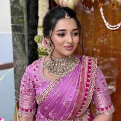 A vision of simplicity for a bangle ceremony. This look features a radiant, dewy finish and minimal makeup to let the bride's natural beauty and stunning Anushree Reddy saree shine.