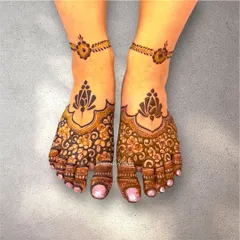 An elegant floral design for the feet. The toes and top of the foot are covered in a dense floral pattern, while a simple floral chain acts as a delicate anklet.