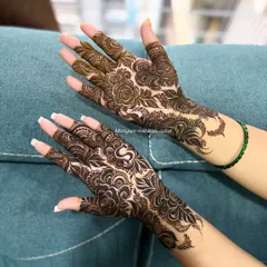 A beautiful Dubai floral design with the initial "S" cleverly incorporated.