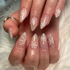 Let it snow. This beautiful winter-themed set features intricate, hand-painted snowflakes on a sheer, shimmery base.