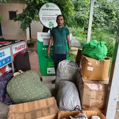 A citizen drops off bags and boxes full of old clothes at our collection unit. It is through these generous contributions that we have collected over 1,010 kg of textiles in just two months.