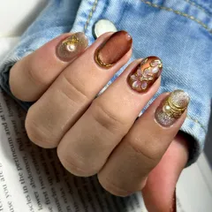 A perfect example of bridesmaid nails that are glamorous yet elegant. This set combines a glowing cat-eye base, hand-painted floral details, isolated chrome accents for sparkle, and delicate pearls. Every element is carefully placed to complement the wedding's festive atmosphere.