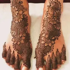 An elegant Arabic-style design for the feet. This pattern features a bold floral vine that flows diagonally across the foot, offering a modern and stylish alternative to full-coverage designs.