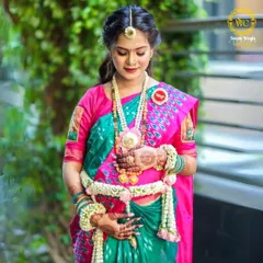 A portrait of the glowing mom-to-be. Her traditional floral jewellery set was designed with light pink flowers and mogra buds to match her beautiful pink and green saree.