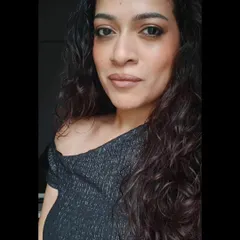 A slightly more glamorous take on my everyday look. A darker, smudged eyeliner and a bit more contour can easily transition a look from day to night.