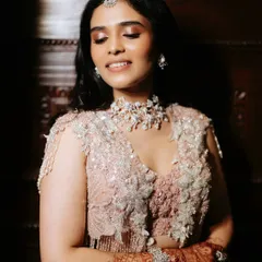 Blush tones, soft shimmer, and that perfect engagement day glow. For Rutvi, I kept the makeup radiant, romantic, and effortlessly her, letting her natural beauty be the focus.