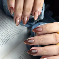 This set showcases the trending Silk Cat Eye effect in a rich brown shade. Unlike a standard cat eye, the silk effect creates a softer, more diffused line of light, giving the nails a smooth, reflective, and fabric-like sheen.