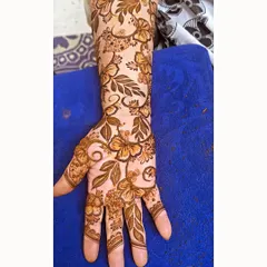 A beautiful floral vine pattern that gracefully flows from the fingers up the arm. This is a great example of an elegant Indo-Arabic design.