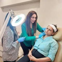 Here I am training other medical professionals on the precise techniques for using injectables. Proper training is essential for achieving safe and natural-looking results, whether we are addressing volume loss or specific types of scarring.