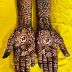 Tiny feet, big dreams! This baby shower mehendi has the baby feet motif surrounded by floral and geometric patterns, creating a full and festive look for the mom-to-be.